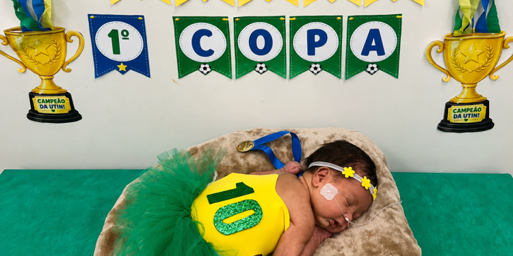 Foto e fofura: bebês prematuros ganham ensaio para a Copa do Mundo