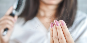 Anticoncepcionais podem causar queda de cabelo? Entenda a relação