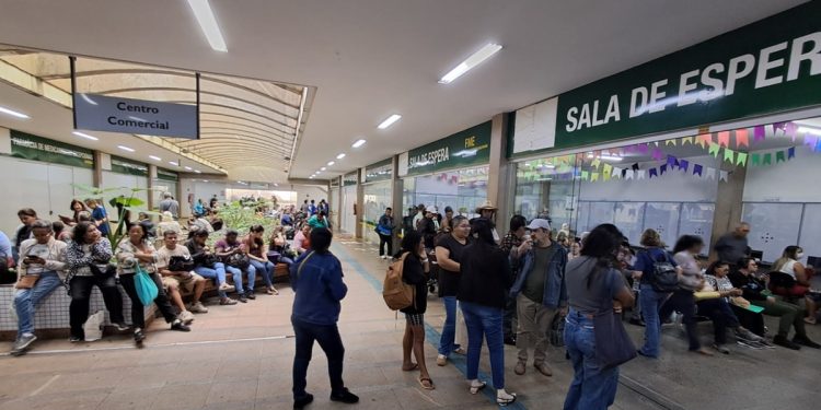 Pacientes encaram 6h de fila para pegar remédio em Farmácia de Alto Custo