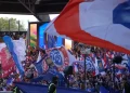 Torcida francesa presta linda homenagem a Deschamps