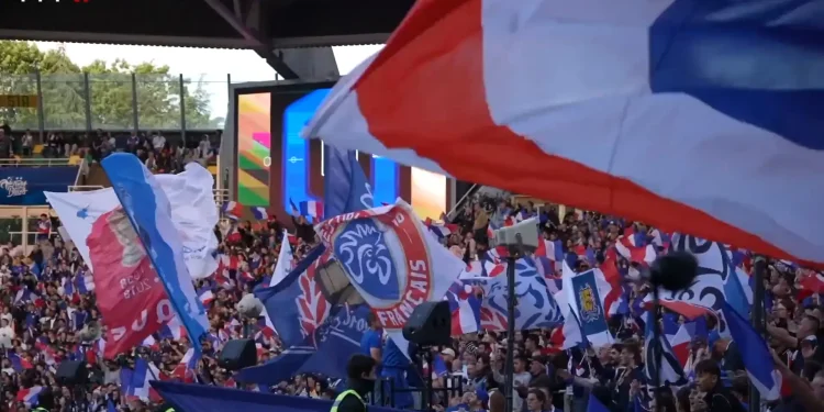 Torcida francesa presta linda homenagem a Deschamps