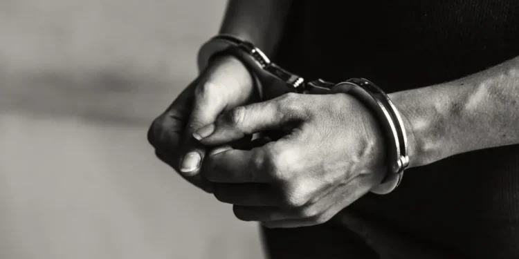 Homem suspeito de se masturbar na frente de crianças é preso