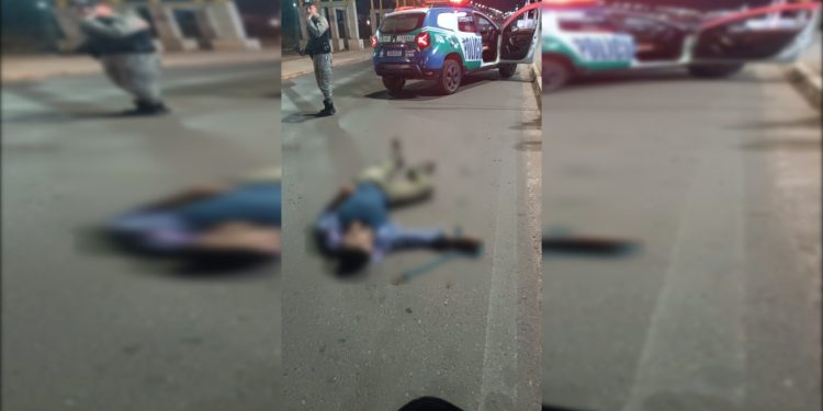Atiradores em carro vermelho executam homem na frente de shopping