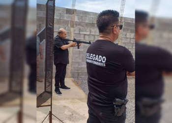 Ibaneis surge com rifle ao lado de delegado: “Acertei o alvo de primeira”