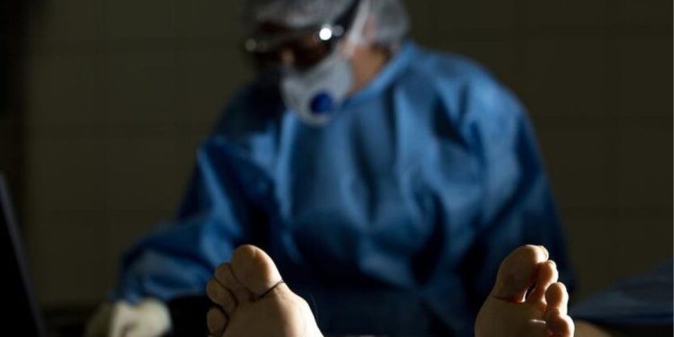 Idoso morre em hospital e família espera 3 dias para receber corpo