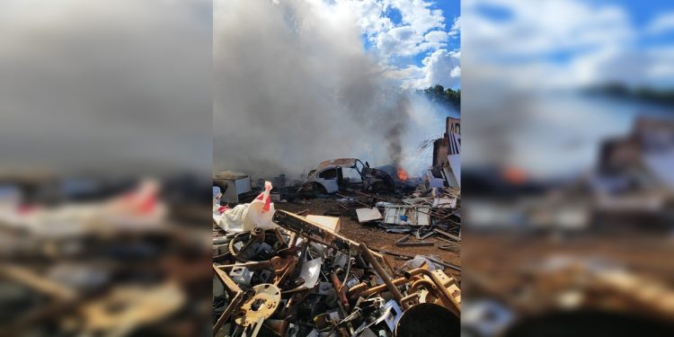 Incêndio de grandes proporções atinge fábrica de reciclagem no Entorno