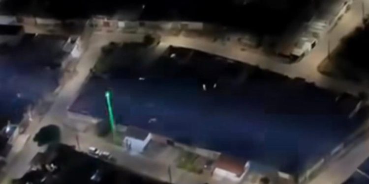 Brilho ofuscado: homem é preso após apontar laser contra helicóptero. Veja vídeo