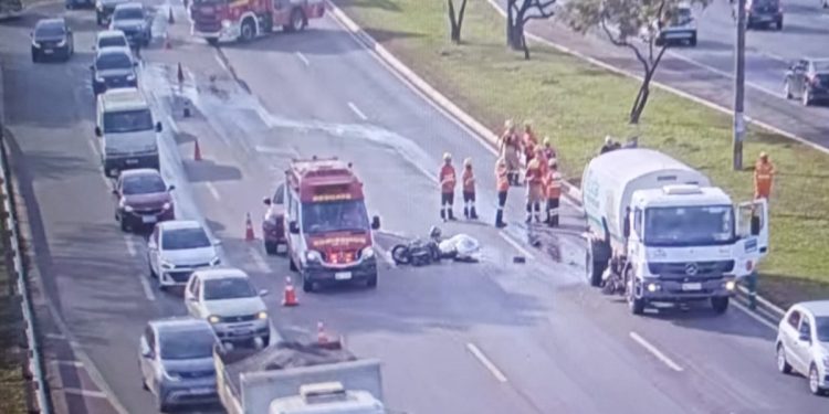Motociclista morre após grave acidente envolvendo caminhão