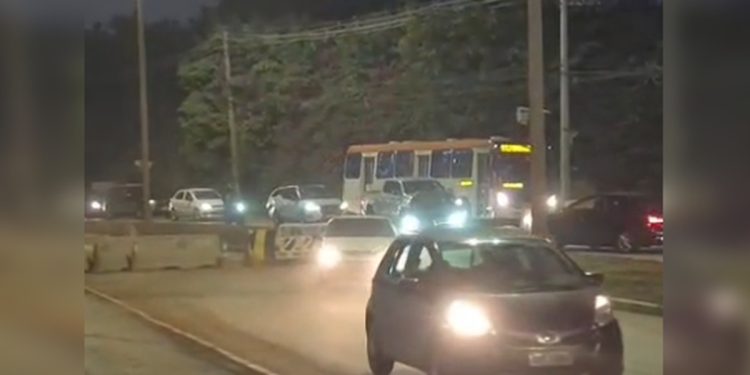 Motoristas são flagrados furando bloqueio sobre ponte no Guará