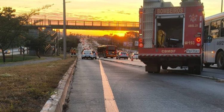 Mulher é atropelada, e acidente provoca congestionamento na EPTG