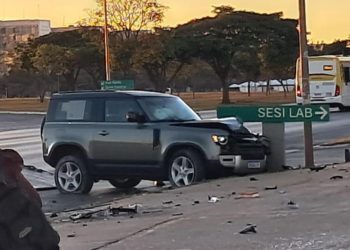 Mulher que urinou na rua e xingou delegado é presa ao bater carro bêbada
