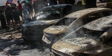 Dono de carro destruído por fogo não tem seguro e ainda paga parcelas: “R$ 2 mil por mês”. Veja vídeo