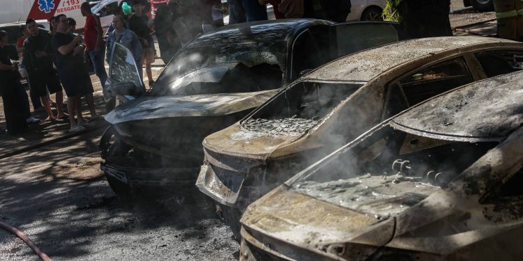 Dono de carro destruído por fogo não tem seguro e ainda paga parcelas: “R$ 2 mil por mês”. Veja vídeo