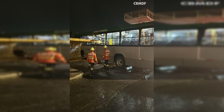 Em pista molhada, ônibus bate em parada e uma pessoa fica ferida no DF