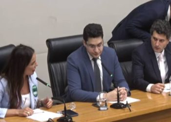 Deputados batem boca em comissão: “Mentir para fazer vídeo”. Veja vídeo