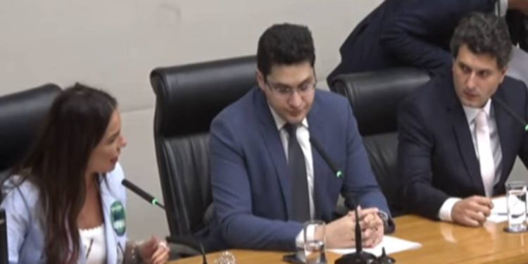 Deputados batem boca em comissão: “Mentir para fazer vídeo”. Veja vídeo