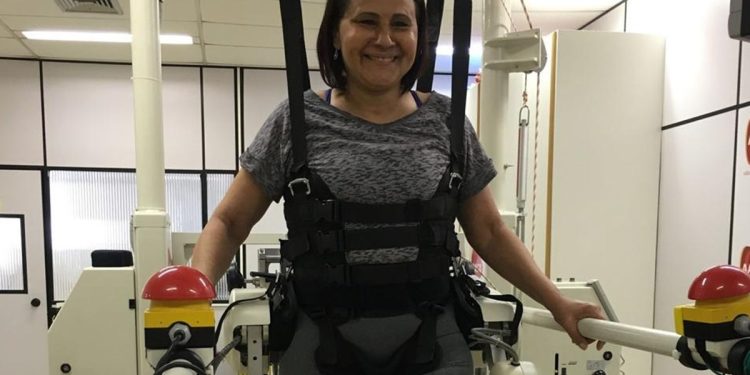 80 graus: com escoliose grave, mulher precisa reaprender a andar