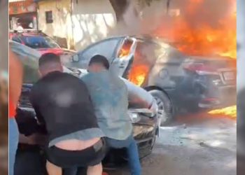 Populares se unem e salvam carros de incêndio em estacionamento. Veja vídeo