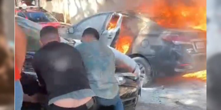 Populares se unem e salvam carros de incêndio em estacionamento. Veja vídeo
