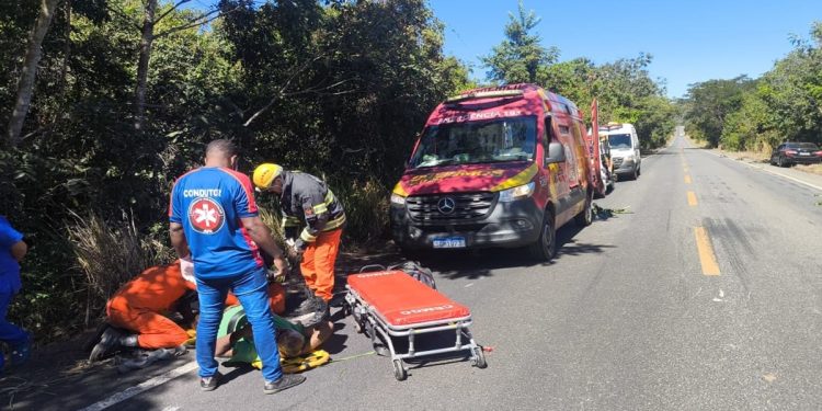 Carro cai em ribanceira e homem fica 3 dias à espera de socorro ao lado de corpos do pai e mulher