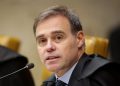 Mendonça arquiva ação contra deputado que colou adesivo de Flávio em carro