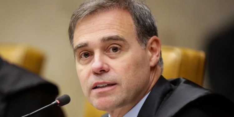 Mendonça arquiva ação contra deputado que colou adesivo de Flávio em carro