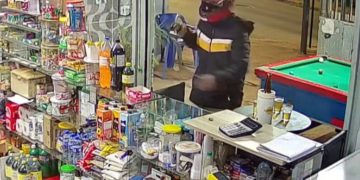 Ladrão invade bar, interrompe jogo de sinuca e atira em cliente no DF