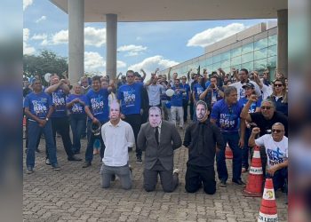 Bancários se reúnem em frente à CLDF para pedir aprovação do PL do BRB