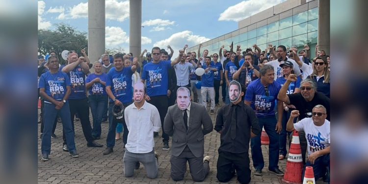 Bancários se reúnem em frente à CLDF para pedir aprovação do PL do BRB