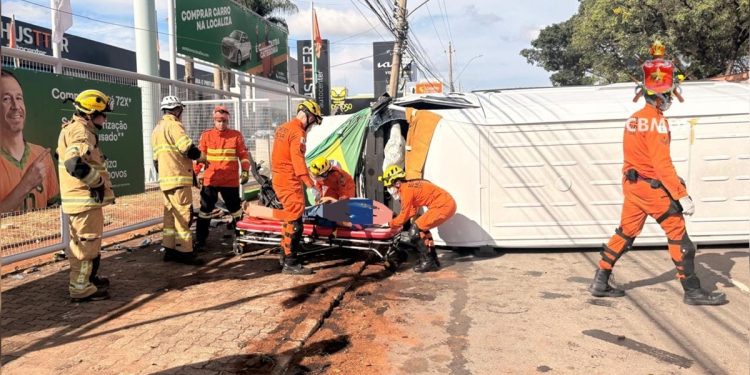 Van bate em poste e deixa passageiros presos sob risco de choque no DF