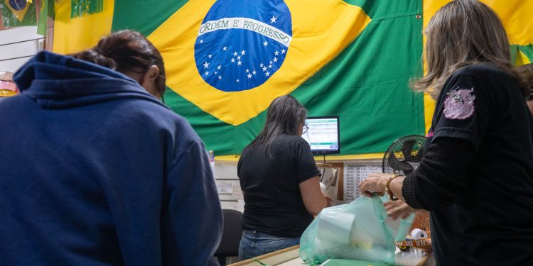 Funcionários de comércios do DF serão liberados em dias de jogo do Brasil