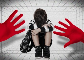 Família de menino agredido por porteiro rebate: “Nada justifica”
