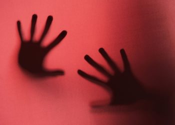 Homem é preso ao ser flagrado agredindo mulher no meio da rua