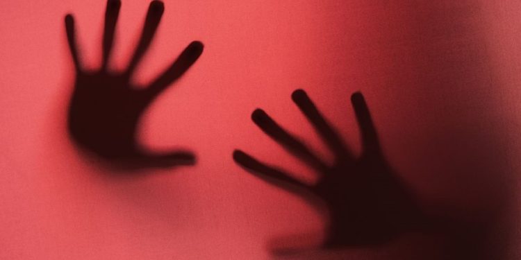 Homem é preso ao ser flagrado agredindo mulher no meio da rua