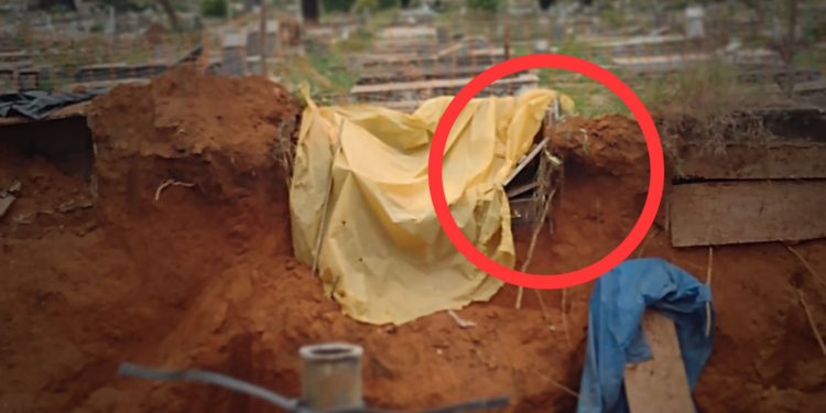 Cemitério no DF quebra caixões e deixa cadáveres expostos durante obra