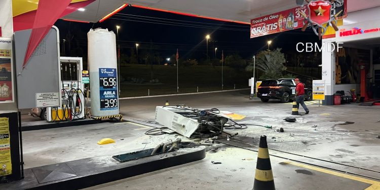 Motorista colide carro contra bomba de abastecimento e foge de posto no DF