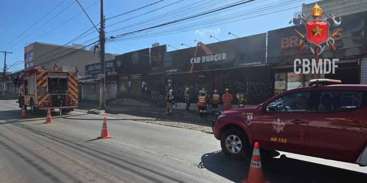 Incêndio atinge cozinha de hamburgueria no DF e mobiliza bombeiros