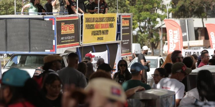 Servidores públicos do DF fazem ato contra acordo para salvar o BRB
