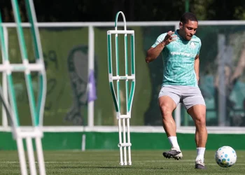 Voltando de lesão, Vitor Roque participa de treino do Palmeiras