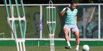 Voltando de lesão, Vitor Roque participa de treino do Palmeiras