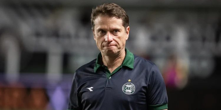 Empresário ‘vaza’ acerto de Fernando Seabra com Vasco; Coritiba trava