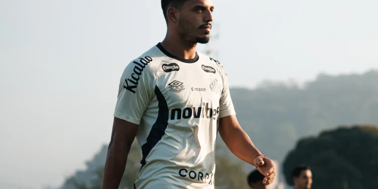 Com problemas nas laterais, Cuca testa Menino improvisado pela direita