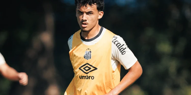 Menino da Vila sofre lesão muscular e inicia tratamento no Santos