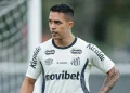 Igor Vinícius treina sem restrições, e Santos faz trabalho técnico-tático visando retorno