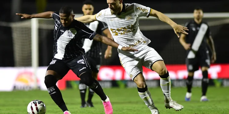 Criciúma vence Ponte Preta com gol nos acréscimos e dorme na liderança da Série B