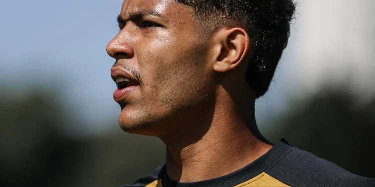 Ryan Francisco marca em jogo-treino e tenta retomar espaço no profissional do São Paulo