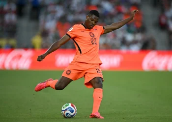 Real Madrid oficializa contratação de lateral da seleção holandesa
