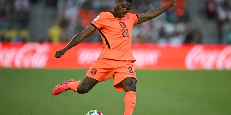 Real Madrid oficializa contratação de lateral da seleção holandesa