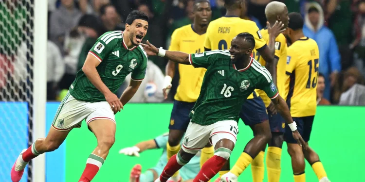 México bate Equador no Azteca e vai às oitavas da Copa