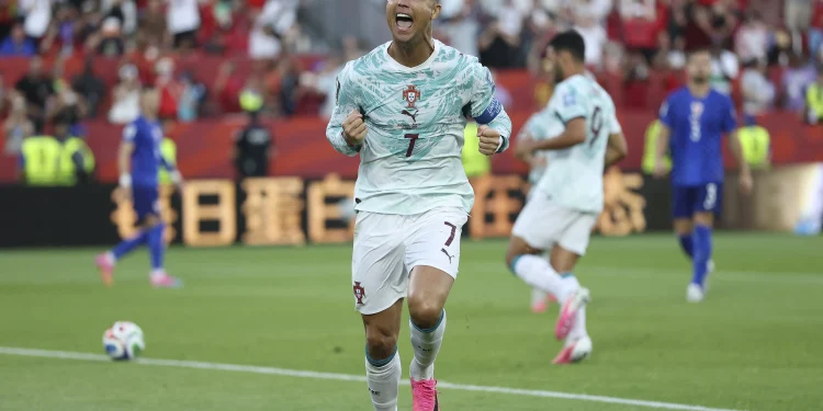 Portugal vira sobre a Croácia com CR7 decisivo e pega a Espanha nas oitavas